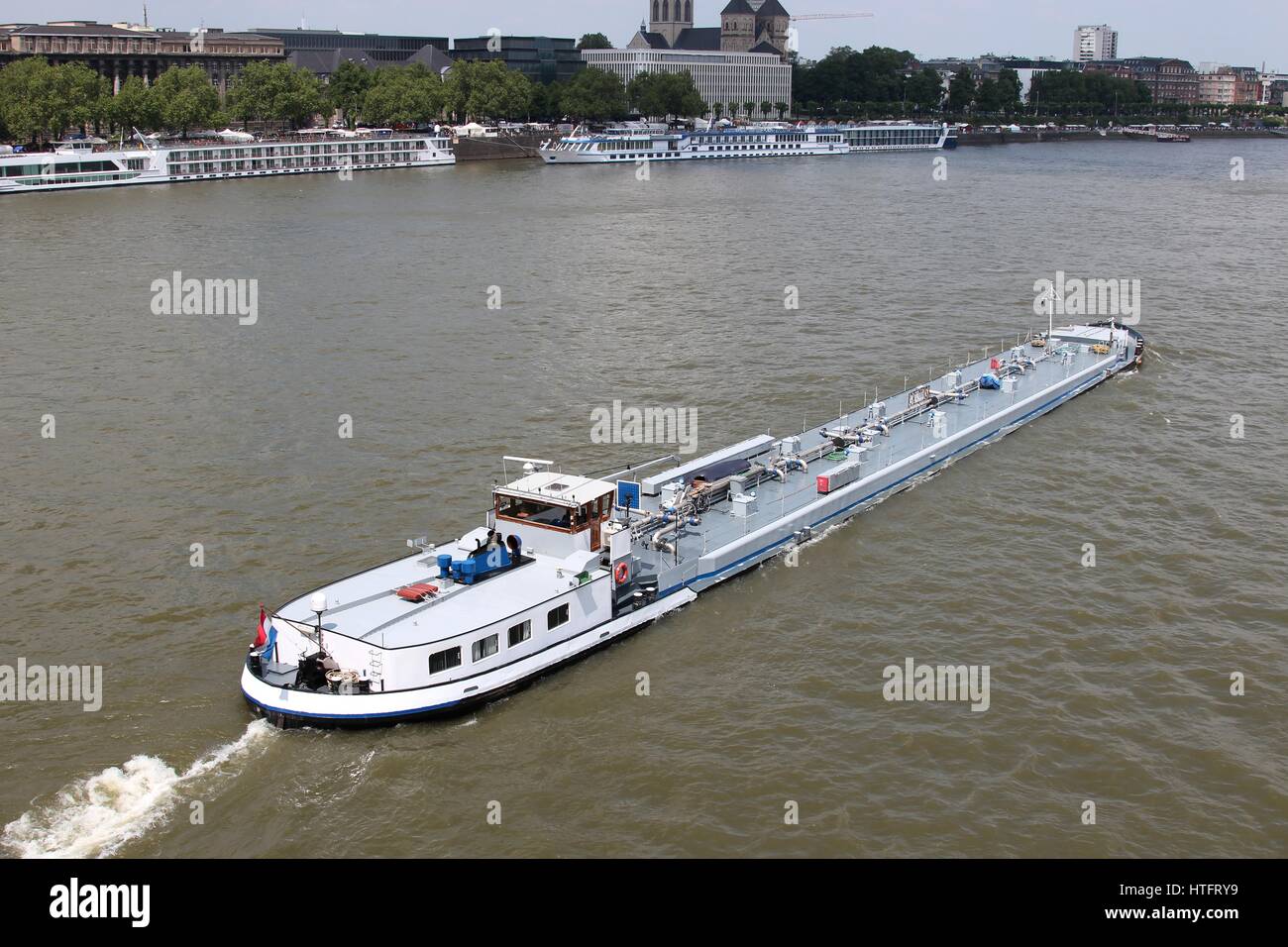 im Landesinneren Tankschiff Schifffahrt auf dem Rhein Stockfoto