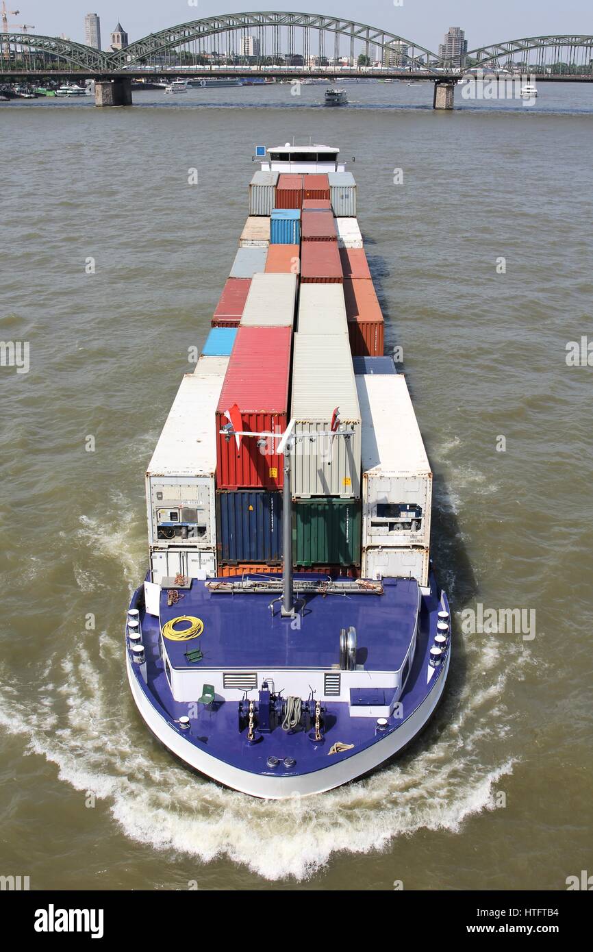 im Landesinneren Containerschiff Schifffahrt auf dem Rhein Stockfoto