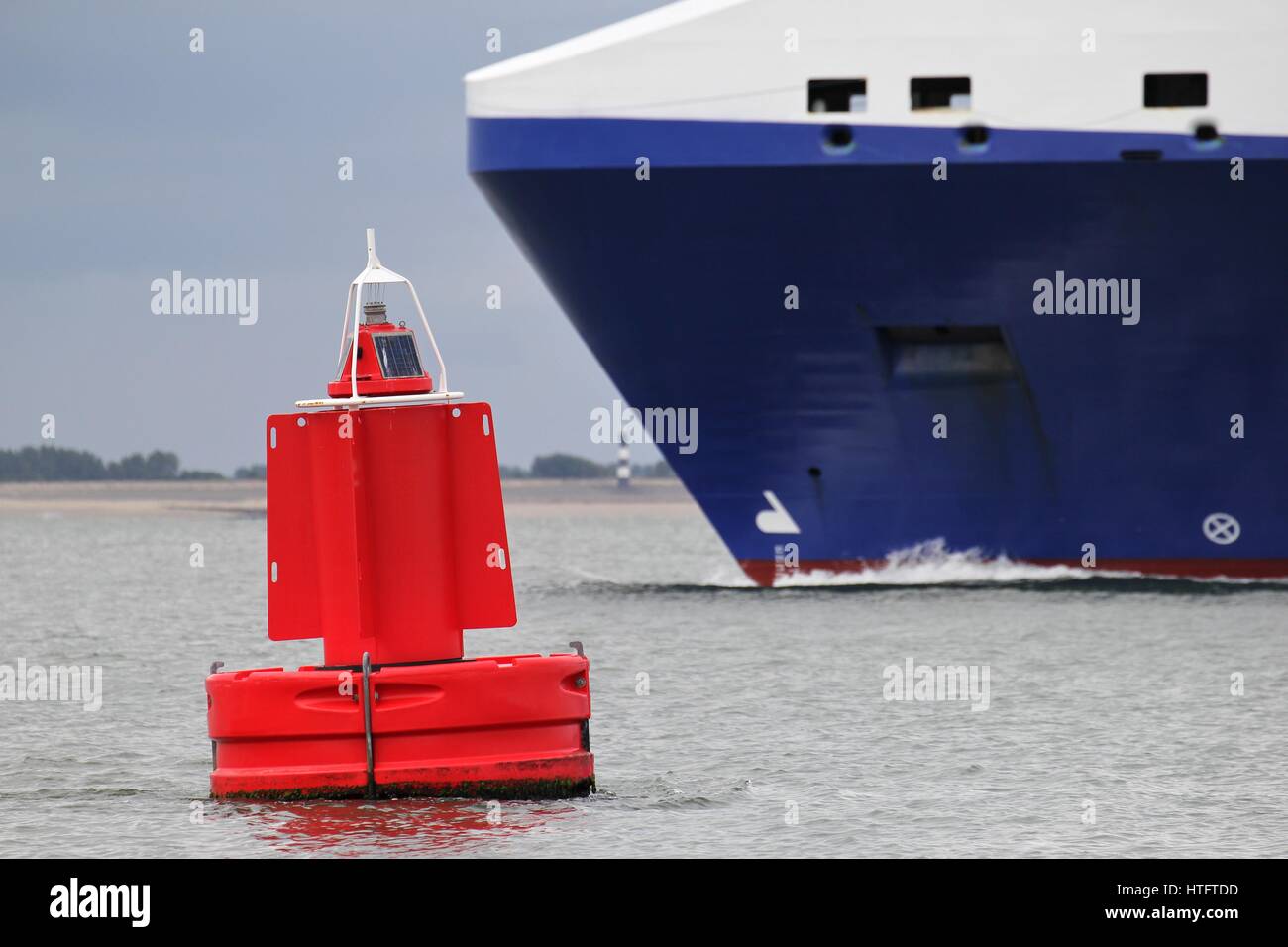 seitliche Boje am Rande einer fairway Stockfoto