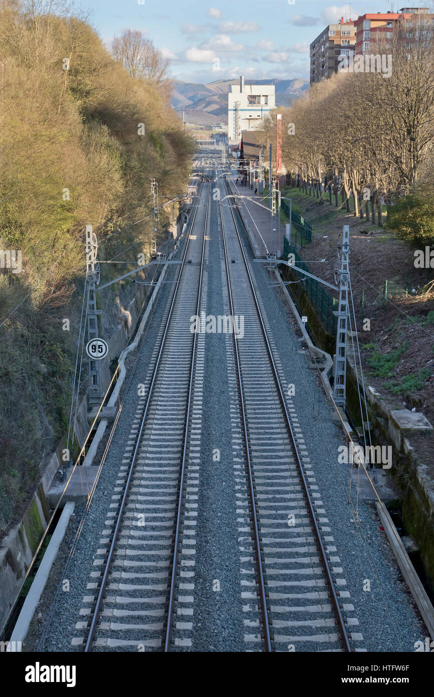 Ein Punkt Perspektive eines Paares der Eisenbahnen in Guipuzcoa (Baskenland, Spanien) 2017. Stockfoto