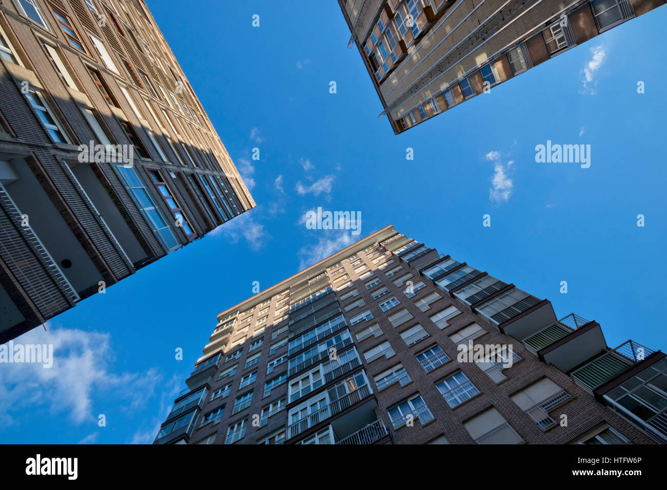 Ein Punkt Perspektive der drei Wohngebäude mit blauem Himmel in Guipuzcoa (Baskenland, Spanien) 2017. Stockfoto