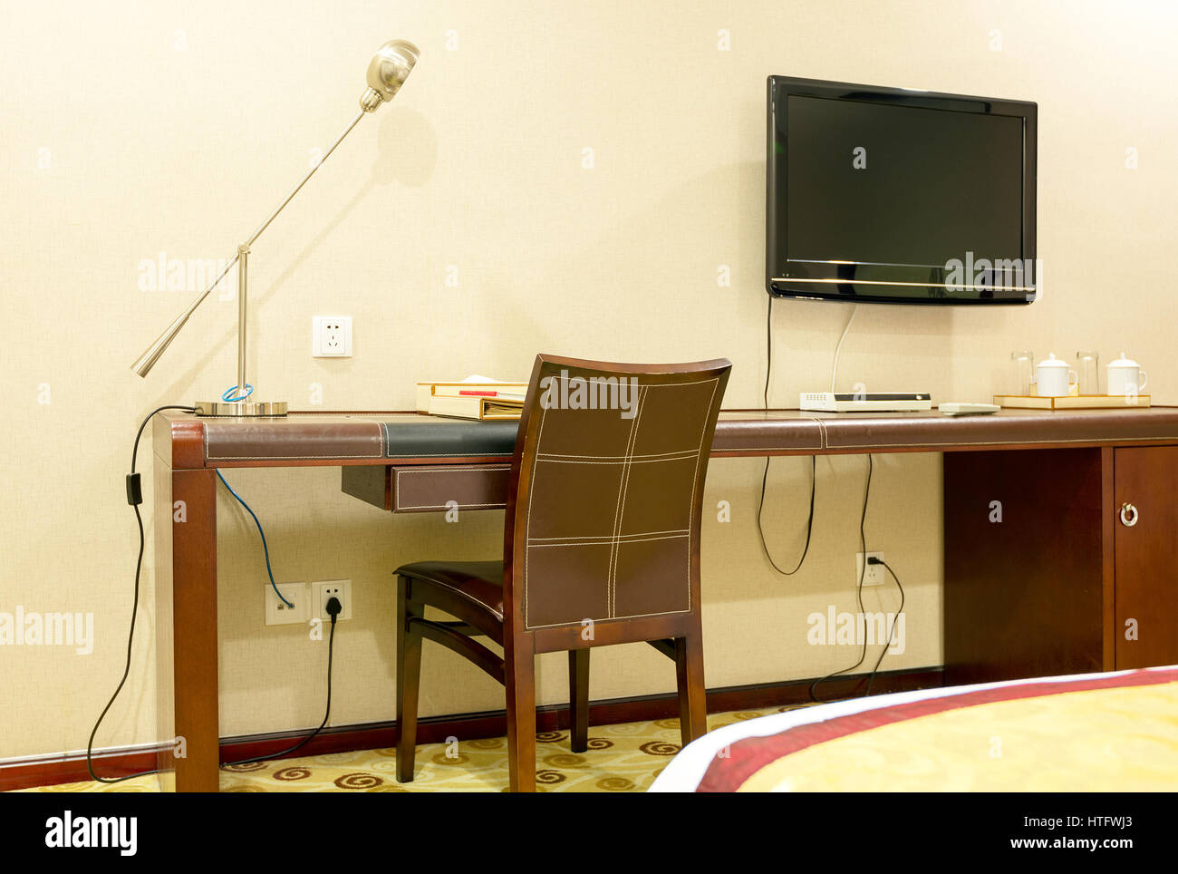 Arbeitszimmer mit Schreibtisch Sessel und LCD-Fernseher Stockfoto