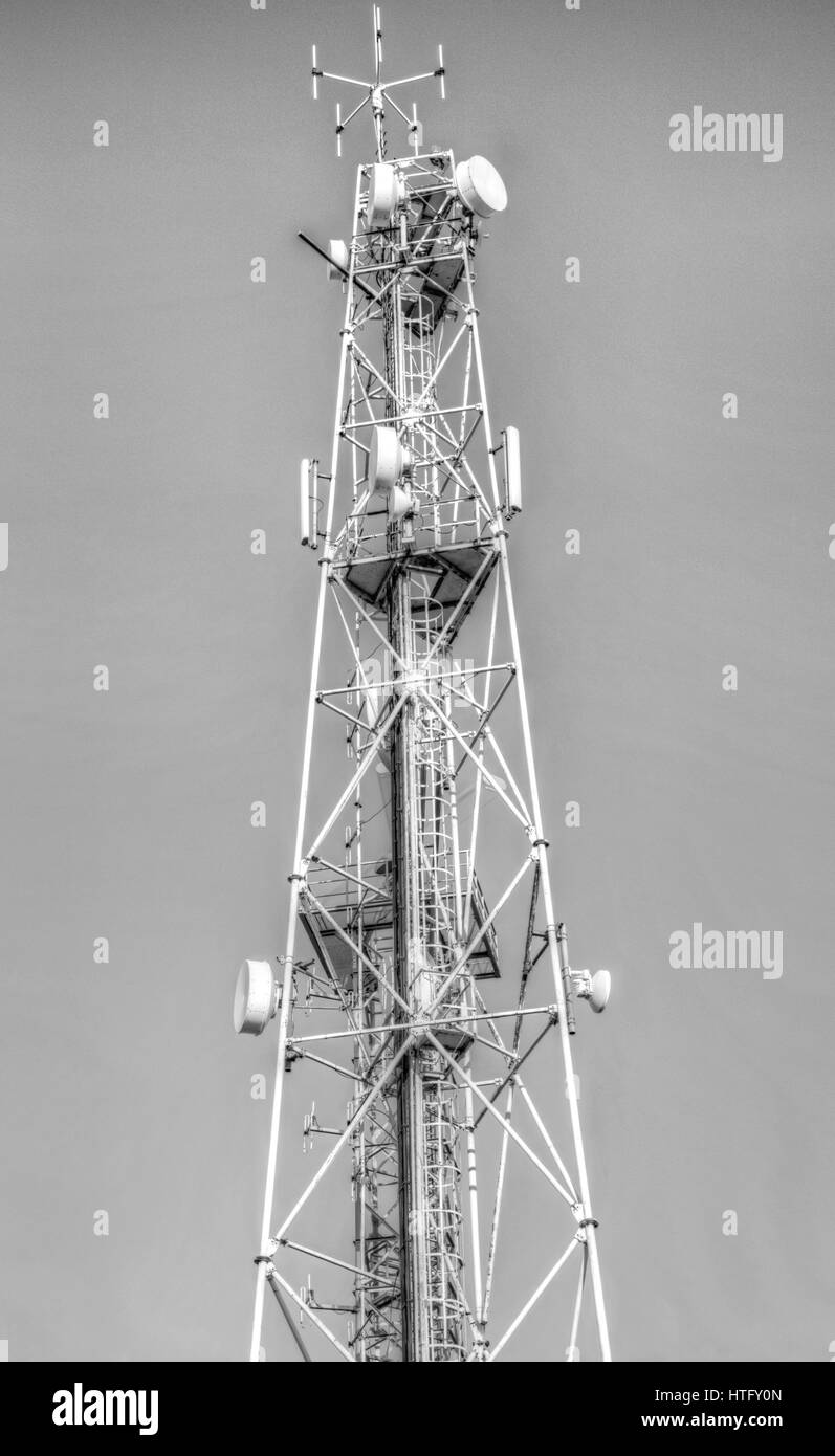 Sendeturm Antenne auf schwarz und weiß Stockfoto