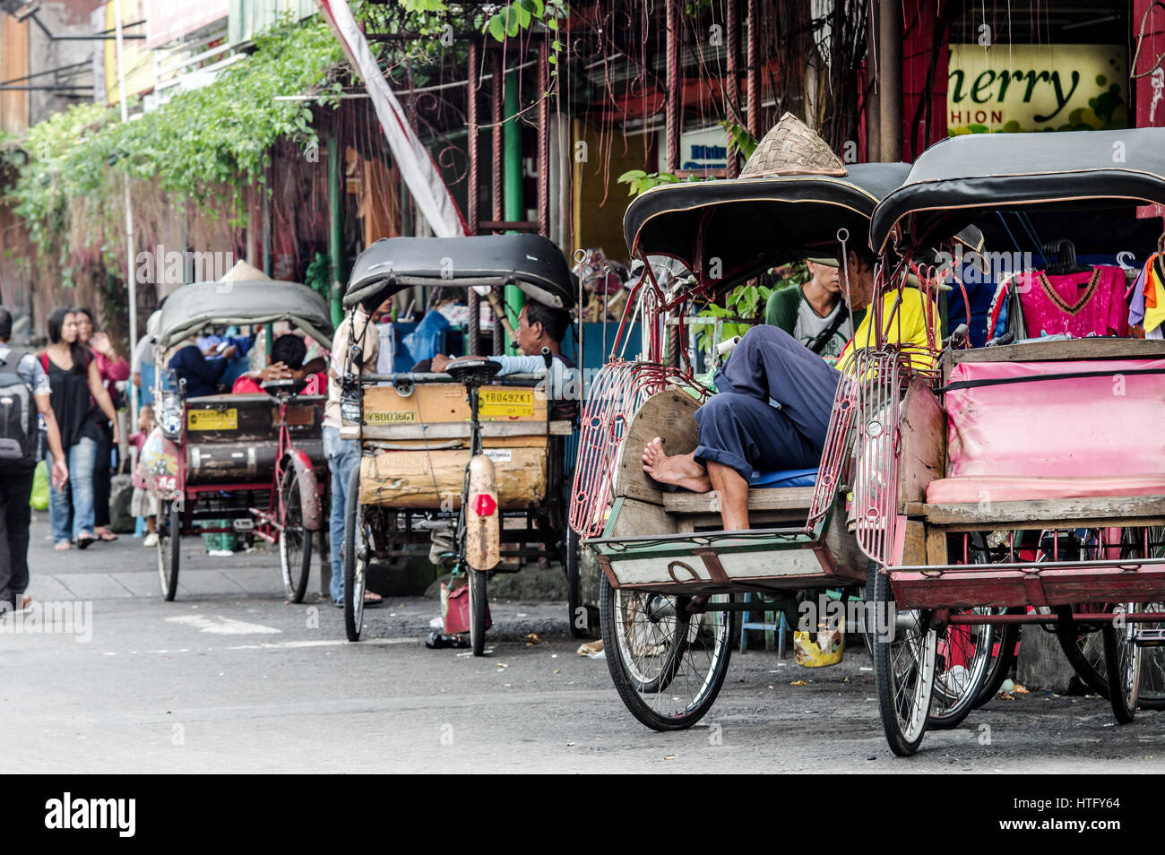 Fahrradrikschas, auch bekannt als Becaks geparkt entlang der Malioboro Street in Yogyakarta - Java, Indonesien Stockfoto
