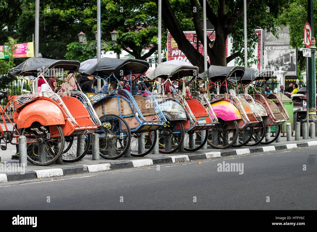 Becaks (Fahrrad-Taxis) geparkt am Straßenrand in Yogyakarta - Java, Indonesien Stockfoto