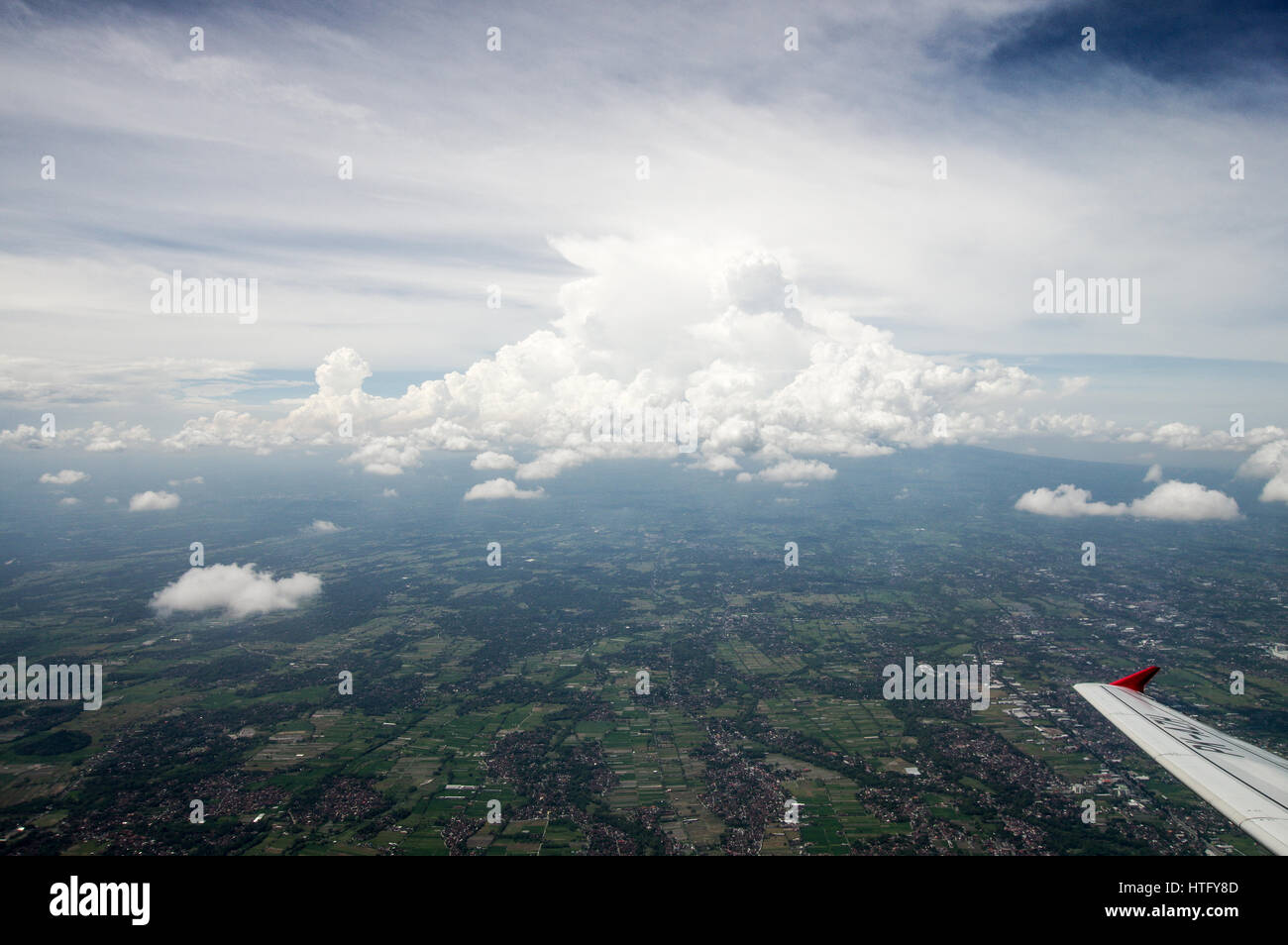 Verdunklung deckte Gunung Merapi Vulkan gesehen an Bord von Air Asia Flug nach dem Start von Yogyakarta Stockfoto