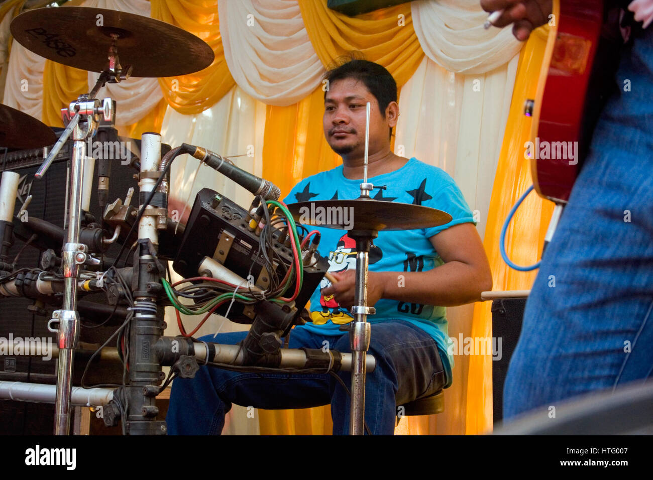 Ein Mann spielt Schlagzeug bei einer Hochzeitsfeier in Chork Vilage, Kambodscha. Stockfoto