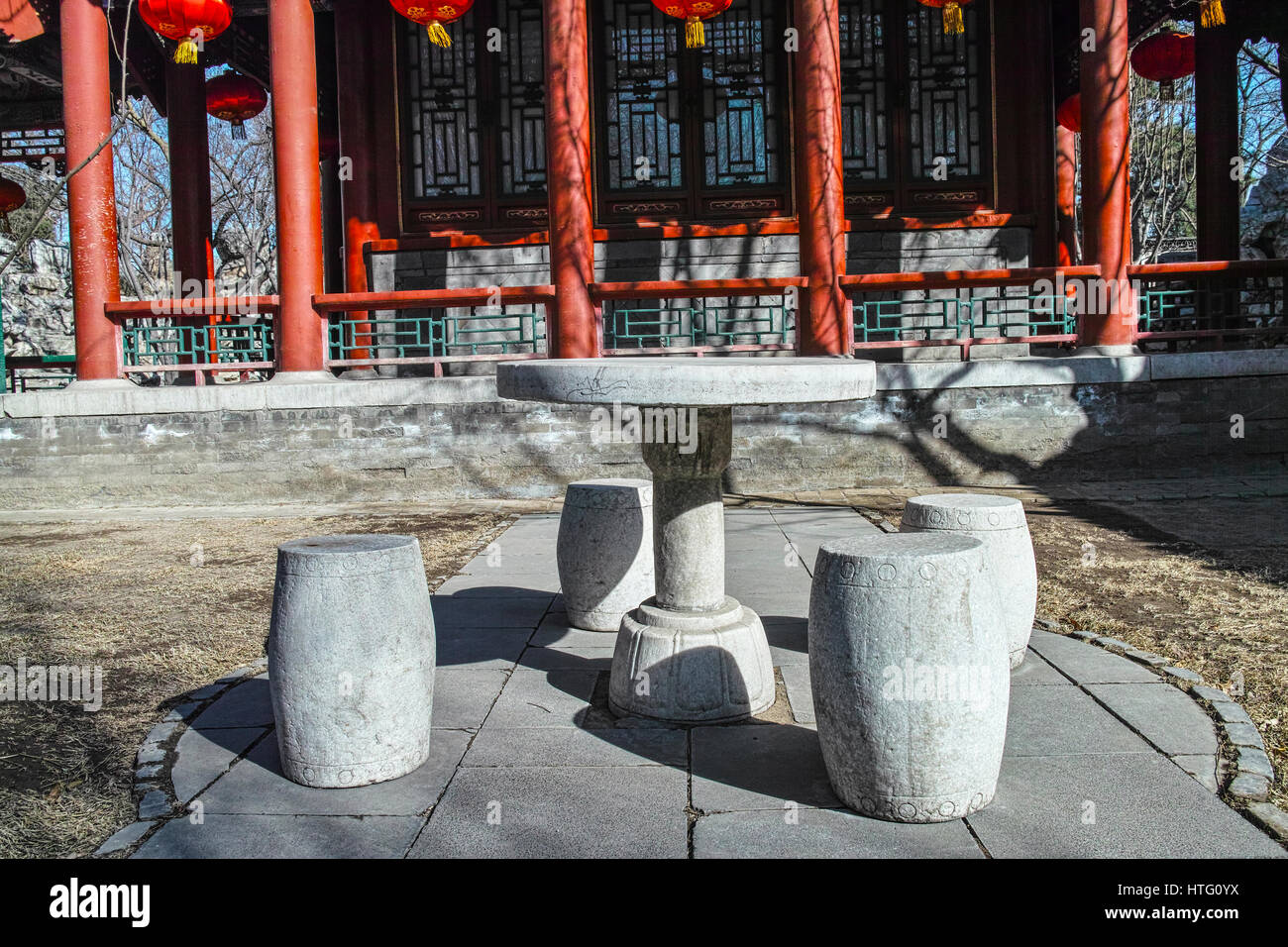 Ein Steintisch Und Banken Im Chinesischen Garten Stockfoto Bild