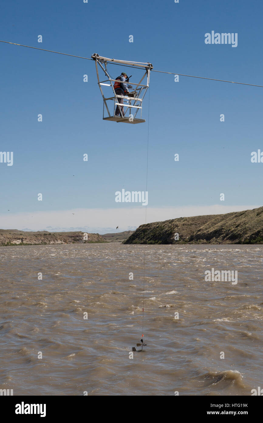 Hydrologischen Techniker Phil Karper senkt ein Amperemeter und Gewicht in den Missouri River unterhalb des Morony Dam. Viele Websites sind alle sechs Wochen gemessen. Stockfoto