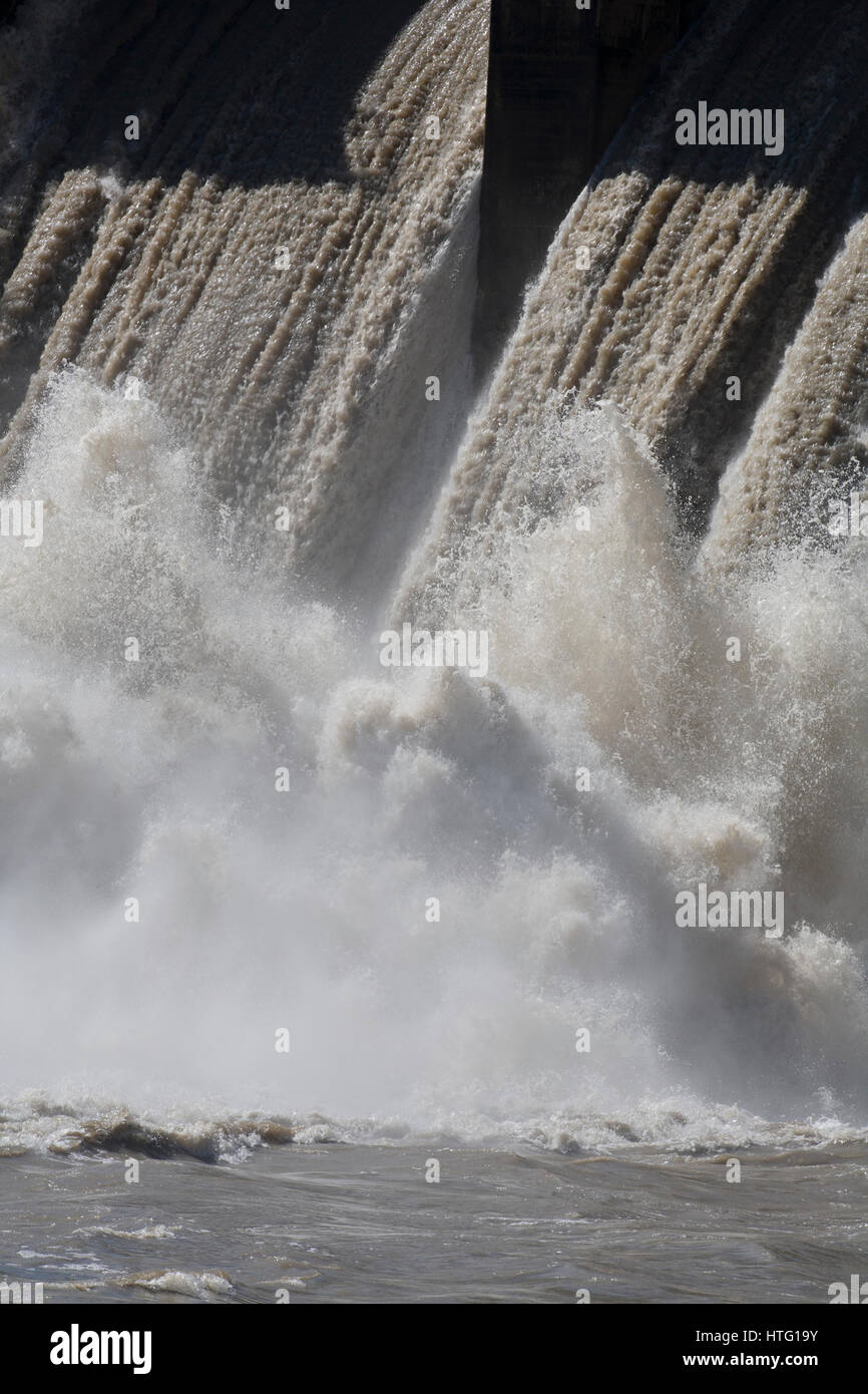 Am unteren Rand einen Morony Dam Abflußkanal plätschert Wasser.  Der Missouri River lief 23.000 CFS.  Mittlere Strömung ist 12.400 cfs am 28. Mai Stockfoto