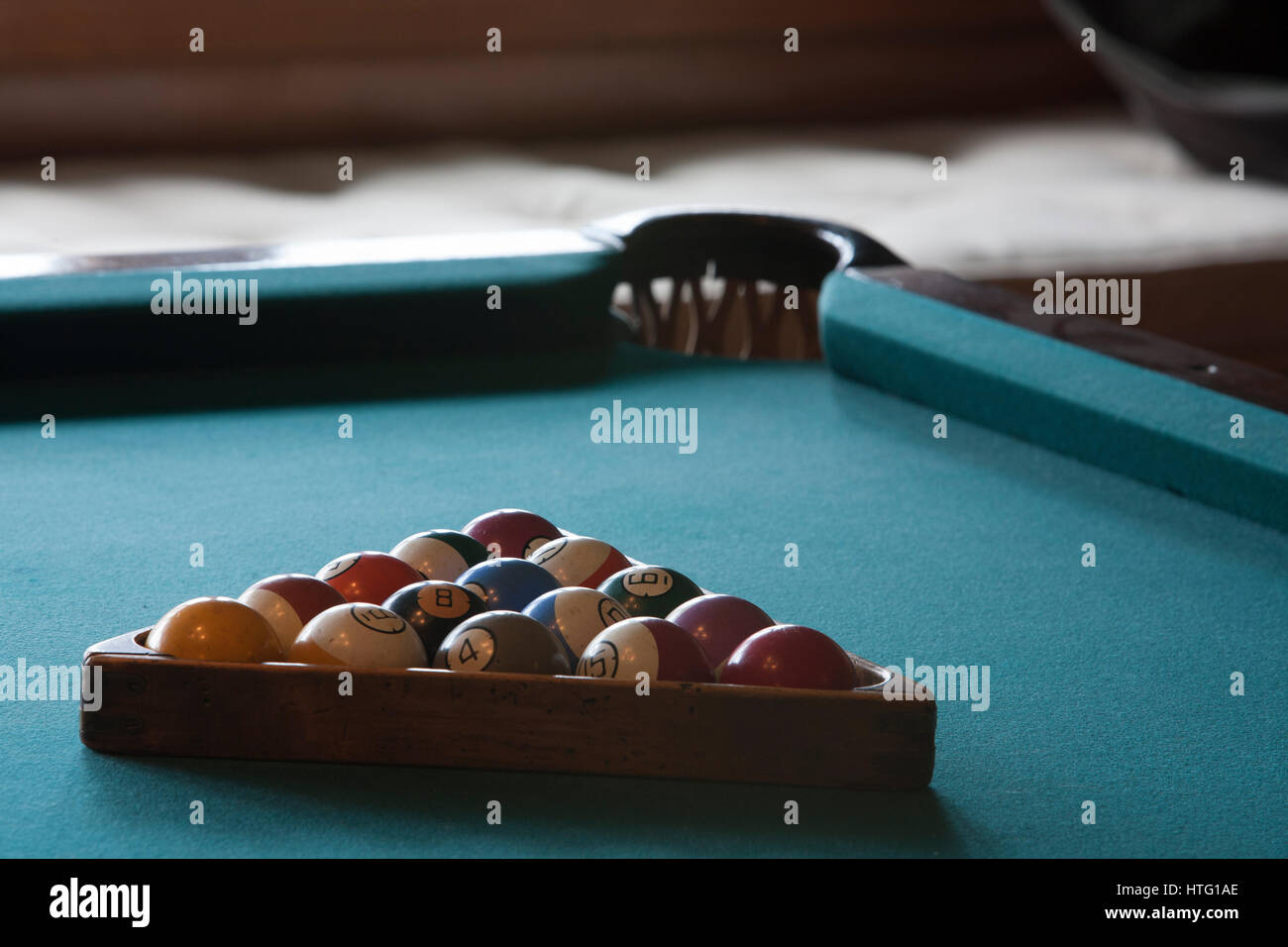 Rack Kugeln am Billardtisch. Stockfoto