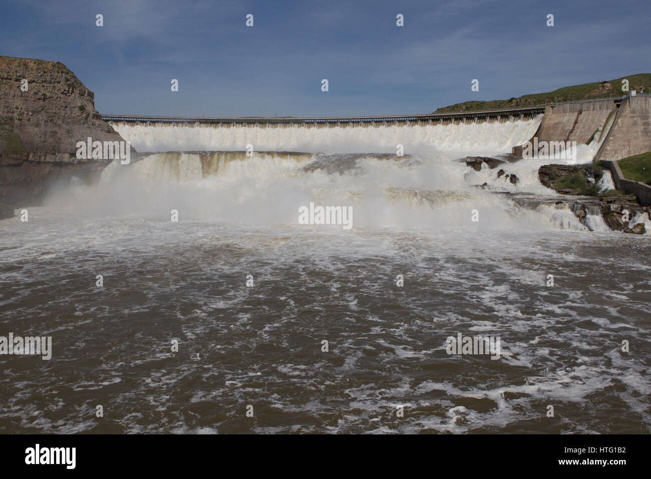 Später Frühling Abfluß Stürme über Ryan Damm und der grosse Fälle des Missouri River. Stockfoto