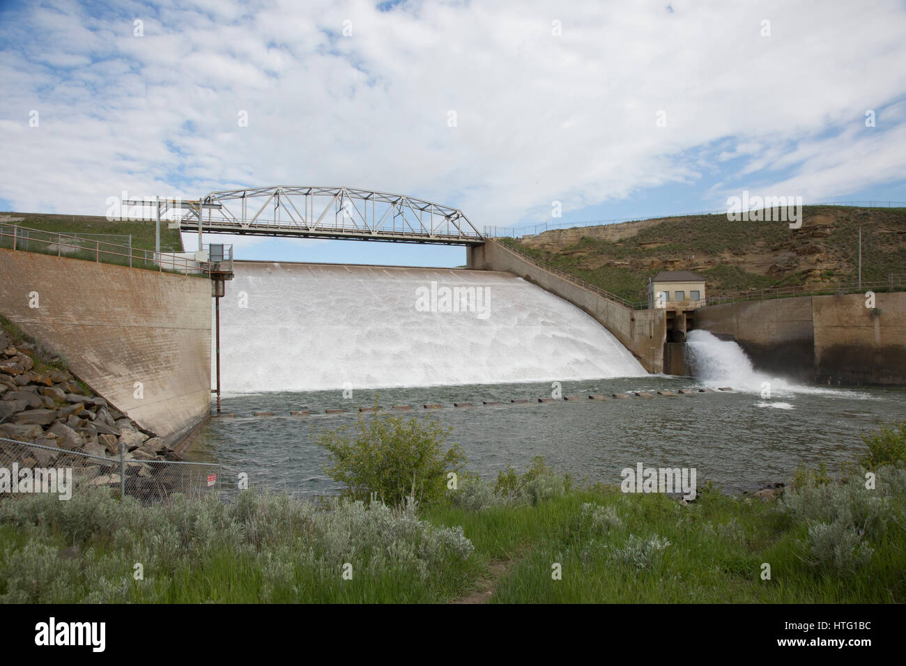 Abflußkanal auf Fresno Damm, 14 Meilen westlich von Havre. Die Struktur staut den Milk River, die Erhaltung Lagerung und Flood Kontrolle. Stockfoto