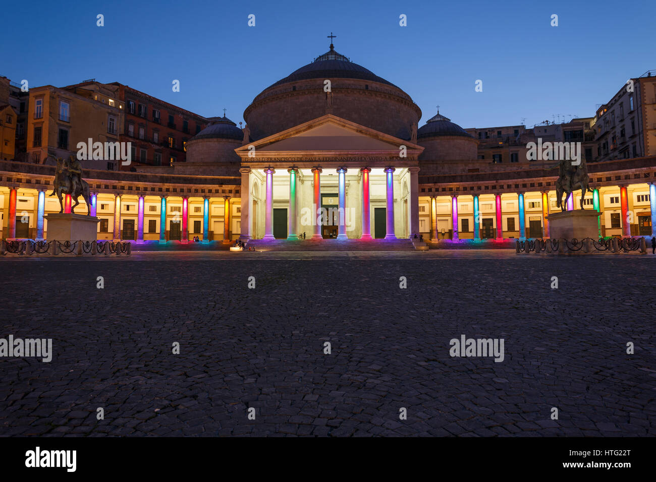 Kirche von San Francesco di Paola am Piazza del Plebiscito Quadrat mit Flutlicht mit der Löwenstatue im Vordergrund, Neapel, Italien. Stockfoto