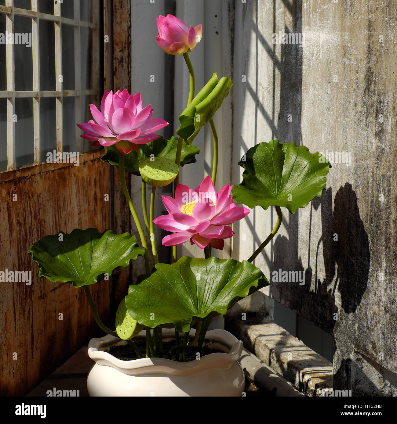 Künstliche Blume, handgemachte Lotusblüte aus grünen Blättern und rosa Blütenblätter machen aus Ton, diy Art Produkt für Heimtextilien Stockfoto