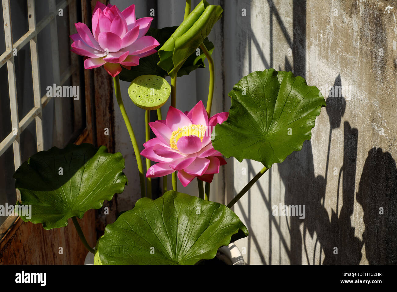 Künstliche Blume, handgemachte Lotusblüte aus grünen Blättern und rosa Blütenblätter machen aus Ton, diy Art Produkt für Heimtextilien Stockfoto