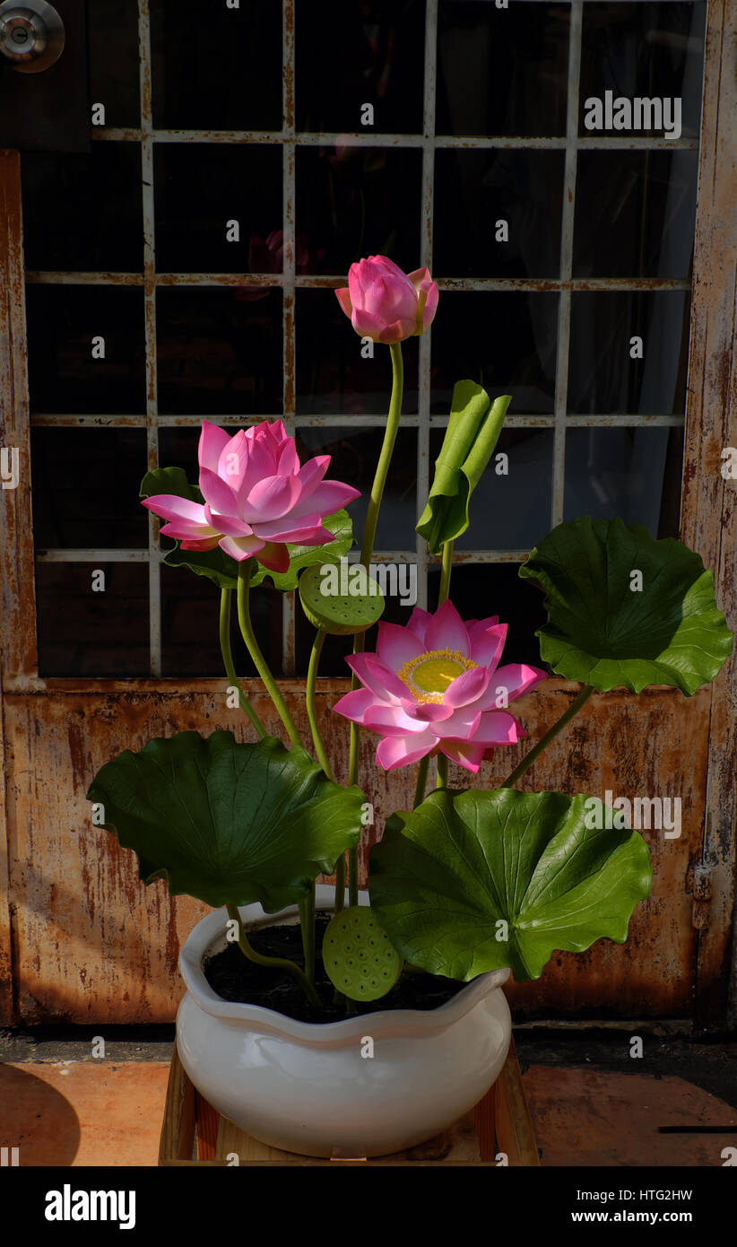 Künstliche Blume, handgemachte Lotusblüte aus grünen Blättern und rosa Blütenblätter machen aus Ton, diy Art Produkt für Heimtextilien Stockfoto