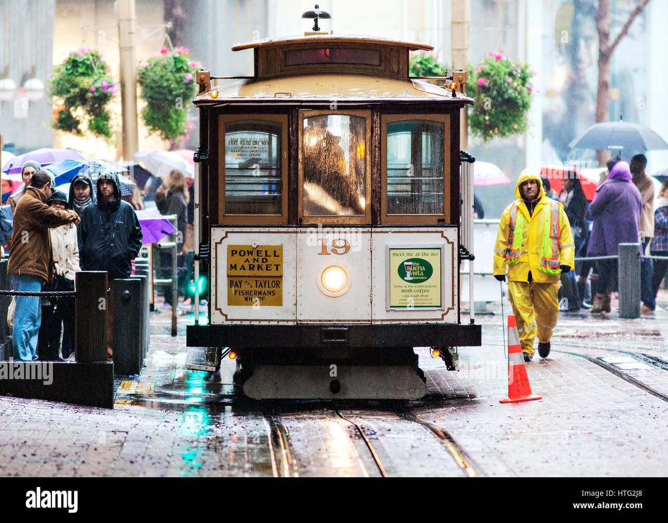 Leute warten im Regen, auf Markt und Powell Seilbahn bekommen. Stockfoto