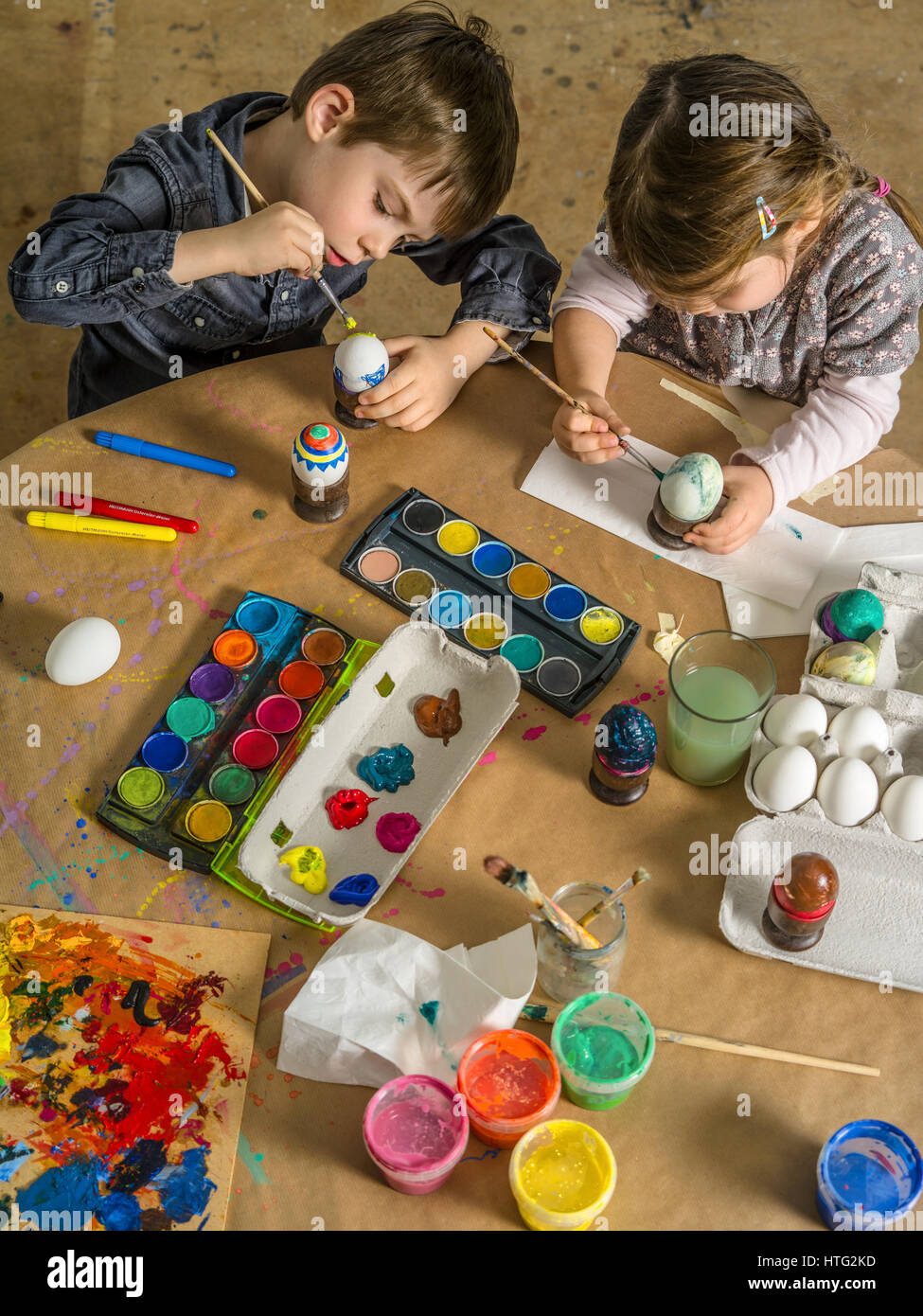 Foto von einem Bruder und Schwester, Maler- und Lackierarbeiten hartgekochte Eiern zu Ostern. Stockfoto