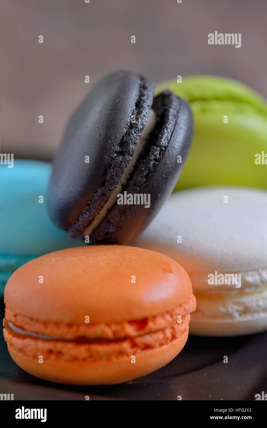 französische bunten Macarons auf Holztisch Stockfoto