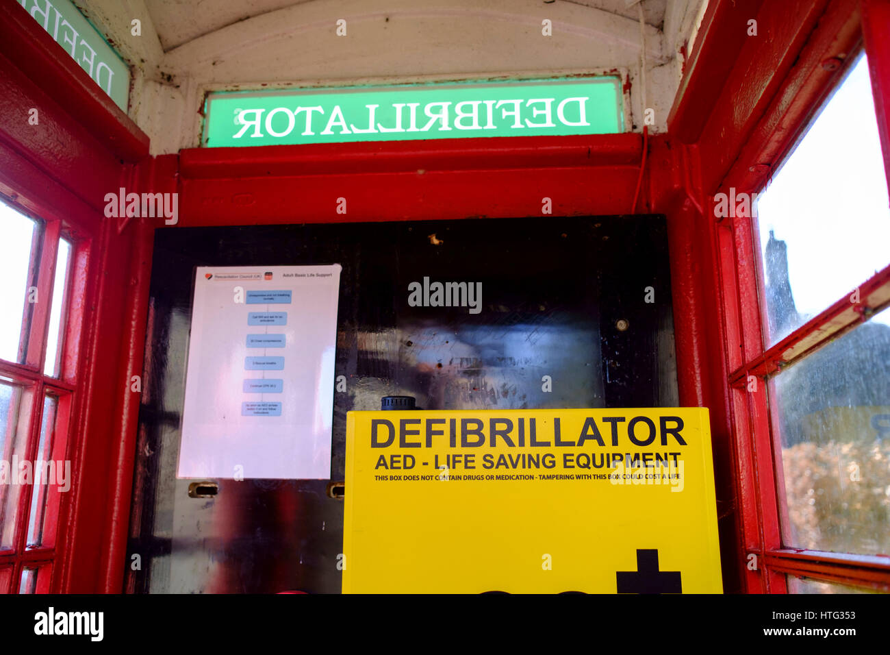Wellow ein Somerset Dorf in der Nähe von Bath England UK Defibrillator in alten K6 Telefon kiosk Stockfoto