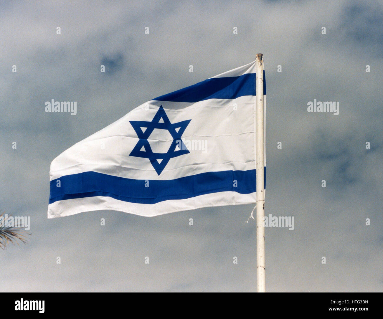 ISRAELISCHE Flagge auf einem Flagpoole gegen den Himmel Stockfoto