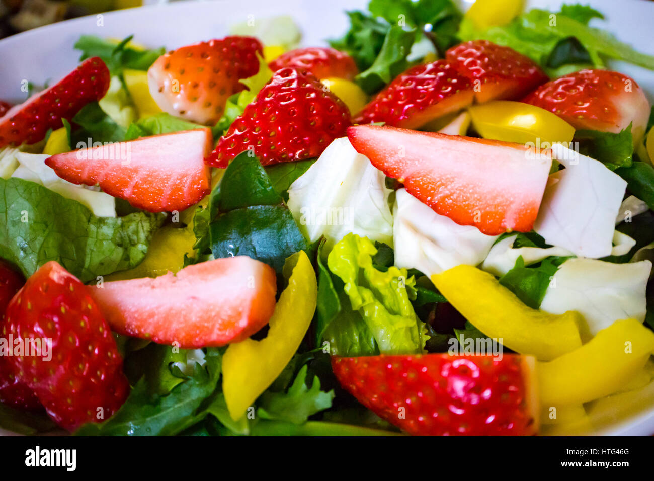 Erdbeer-Garten Salat in der Schüssel Stockfoto