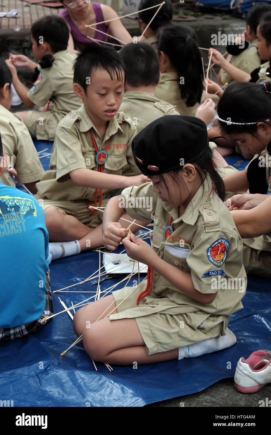 HO-CHI-MINH-Stadt, Vietnam, asiatische Kinder camping Fähigkeiten Lebensverlauf von outdoor-Aktivität zu Park, Vietnam, Bildung Kind anzuschließen, Fähigkeiten zu entwickeln Stockfoto