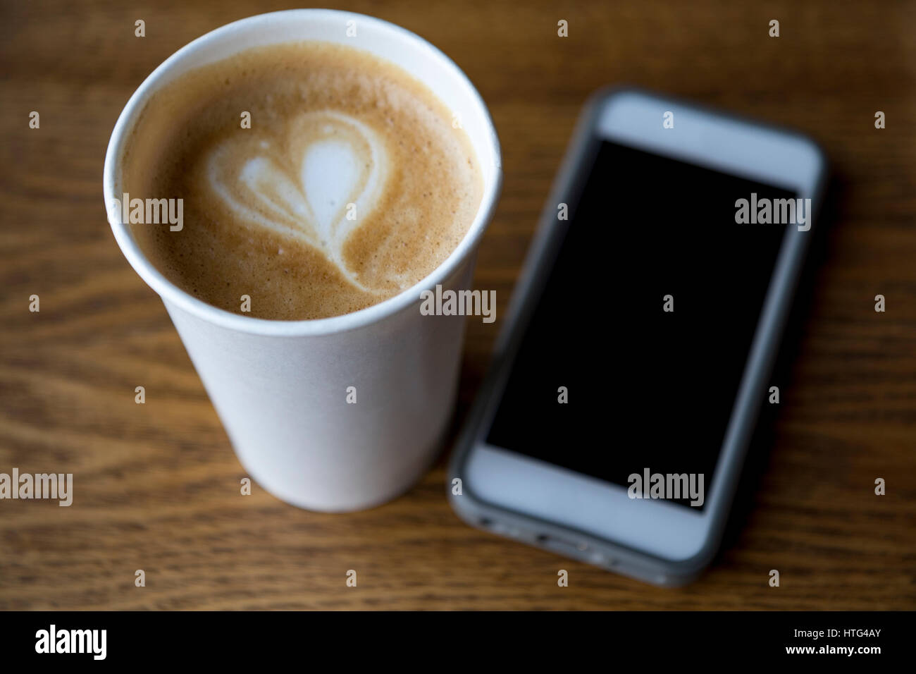 eine Tasse Kaffee und das Telefon Stockfoto