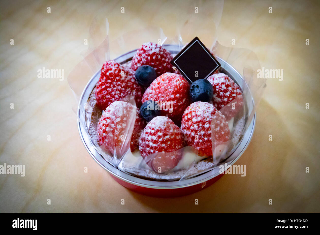 eine kleine Erdbeere Torte auf den Tisch Stockfoto