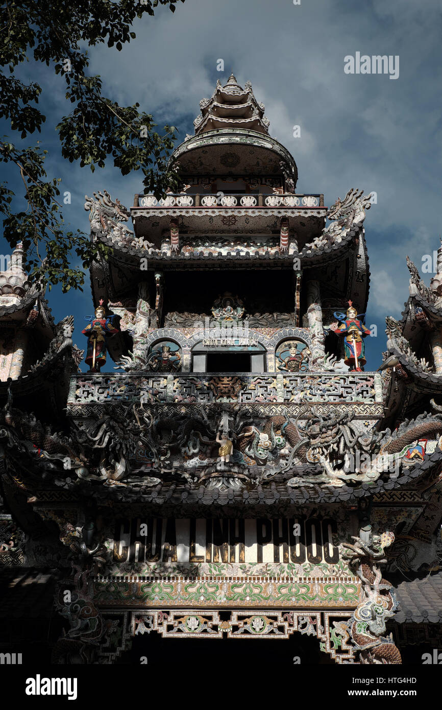 DA LAT, VIET NAM-1. September 2016: Erstaunlich Architekt Linh Phuoc Pagode am Tag bei Trai Mat, Dalat, Vietnam Stockfoto