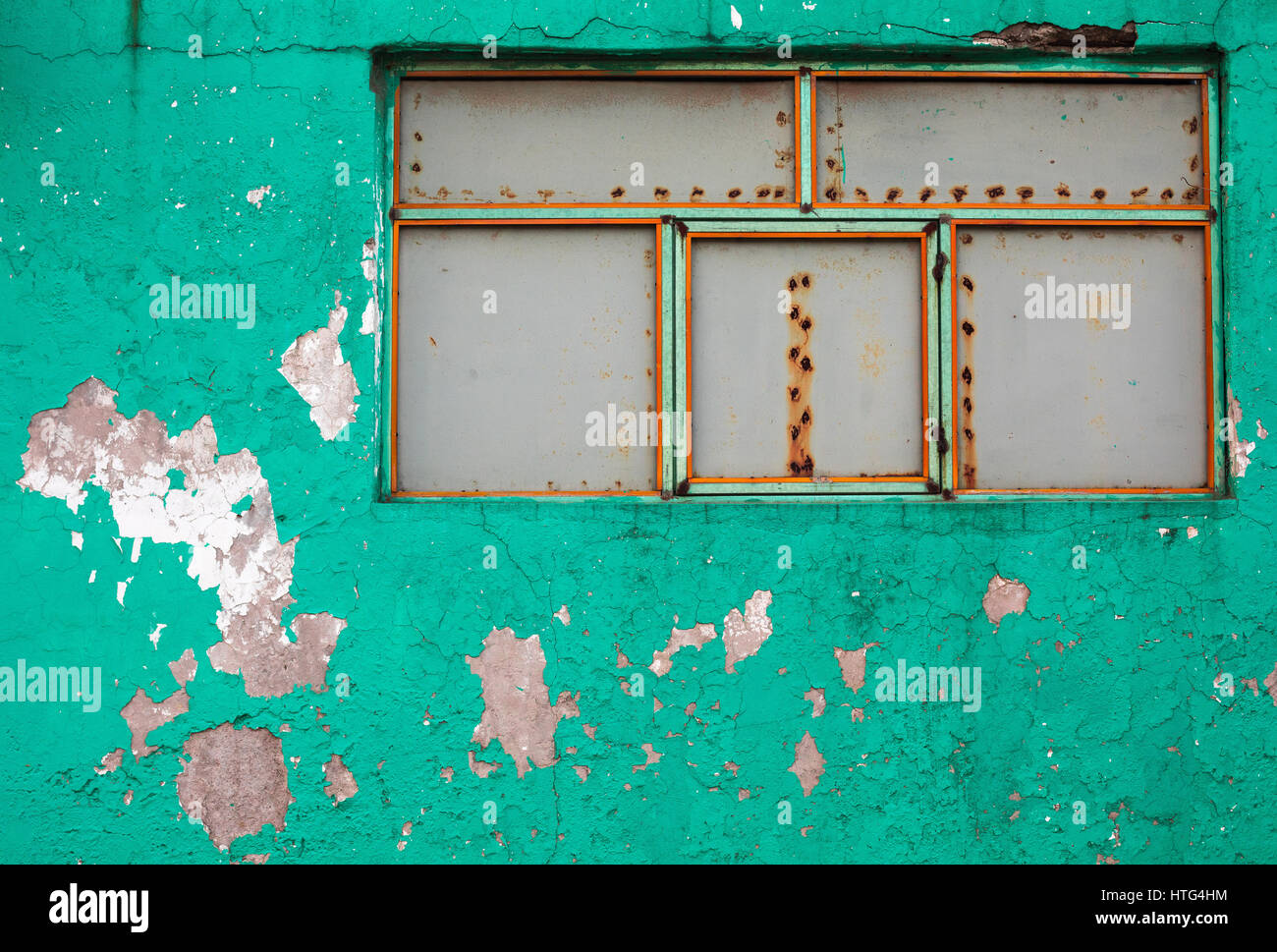 Aqua Peeling Betonwand mit Rosten Metallplatten lackiert Stockfoto