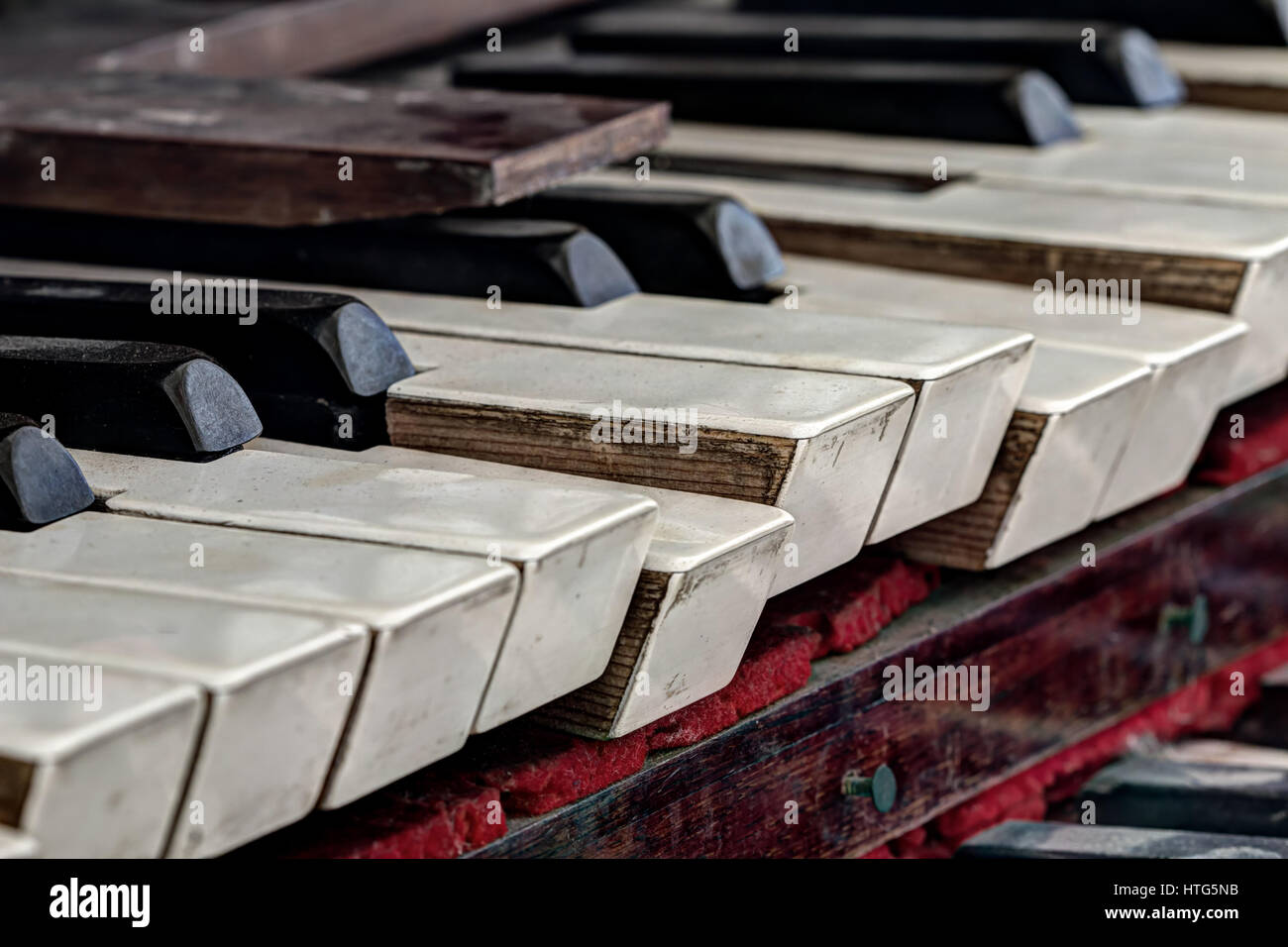 Detail der alten, gebrochenen und staubigen Orgel Schlüssel Stockfoto
