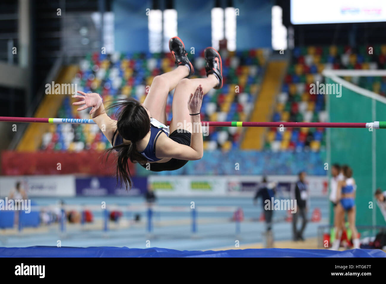 ISTANBUL, Türkei - 12. Februar 2017: Athlet Despoina Charalambous hoch  springen während Balkan Junior Hallenmasters Stockfotografie - Alamy