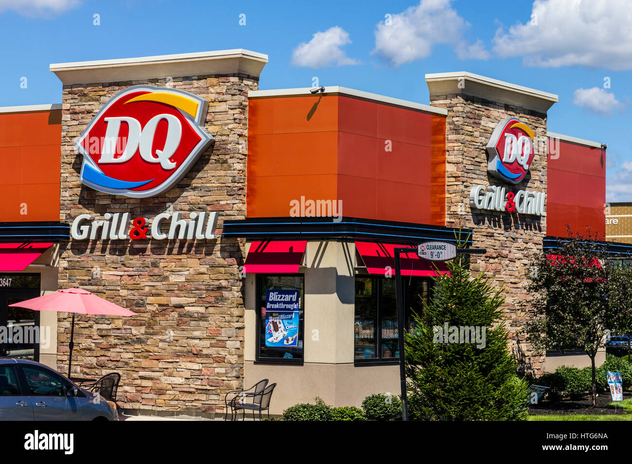 Indianapolis - ca. August 2016: Dairy Queen-Retail-Fast-Food-Lage. DQ ist eine Tochtergesellschaft von Berkshire Hathaway ich Stockfoto