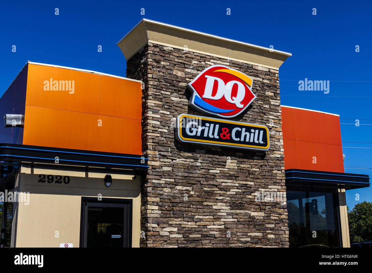 Indianapolis - ca. Oktober 2016: Dairy Queen-Retail-Fast-Food-Lage. DQ ist eine Tochtergesellschaft von Berkshire Hathaway IV Stockfoto