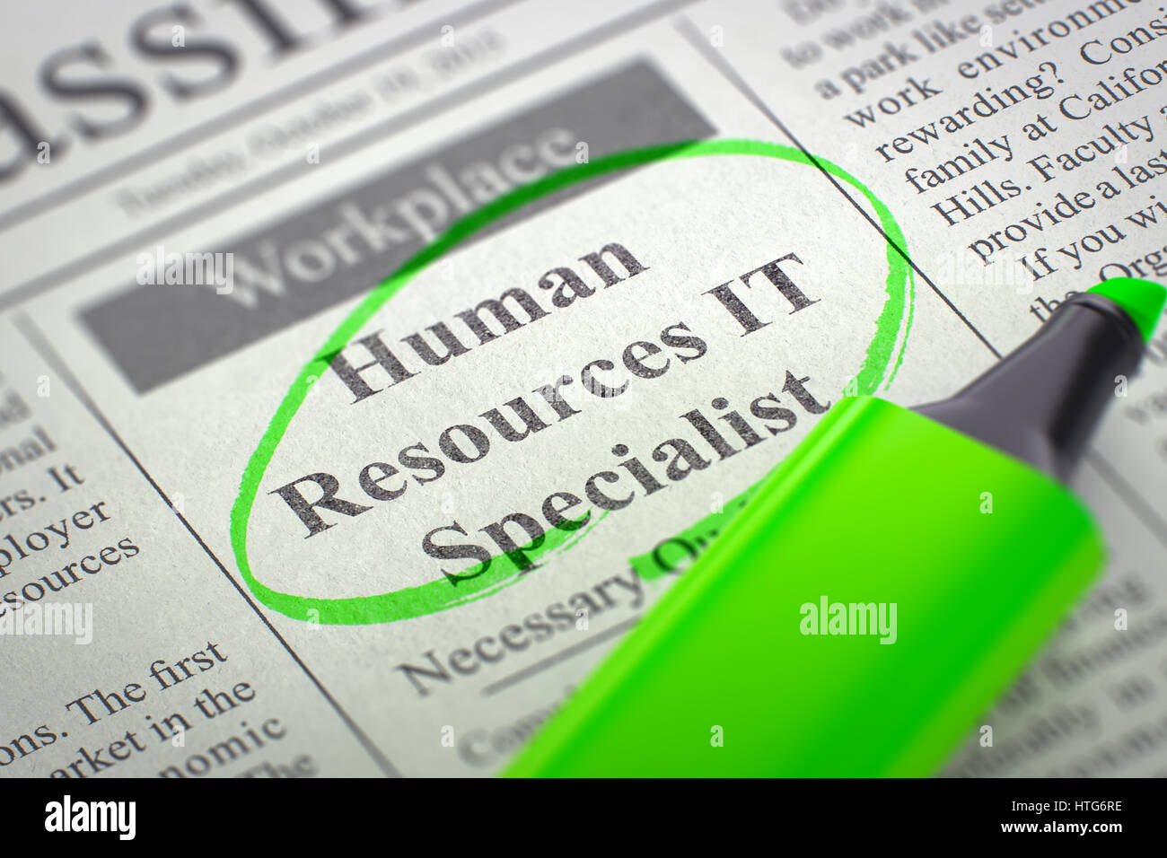 Human Resources IT Spezialist. Zeitung mit der kleinen Werbung, mit einem grünen Textmarker eingekreist. Unscharfes Bild. Selektiven Fokus. Konzept der Aktivit Stockfoto