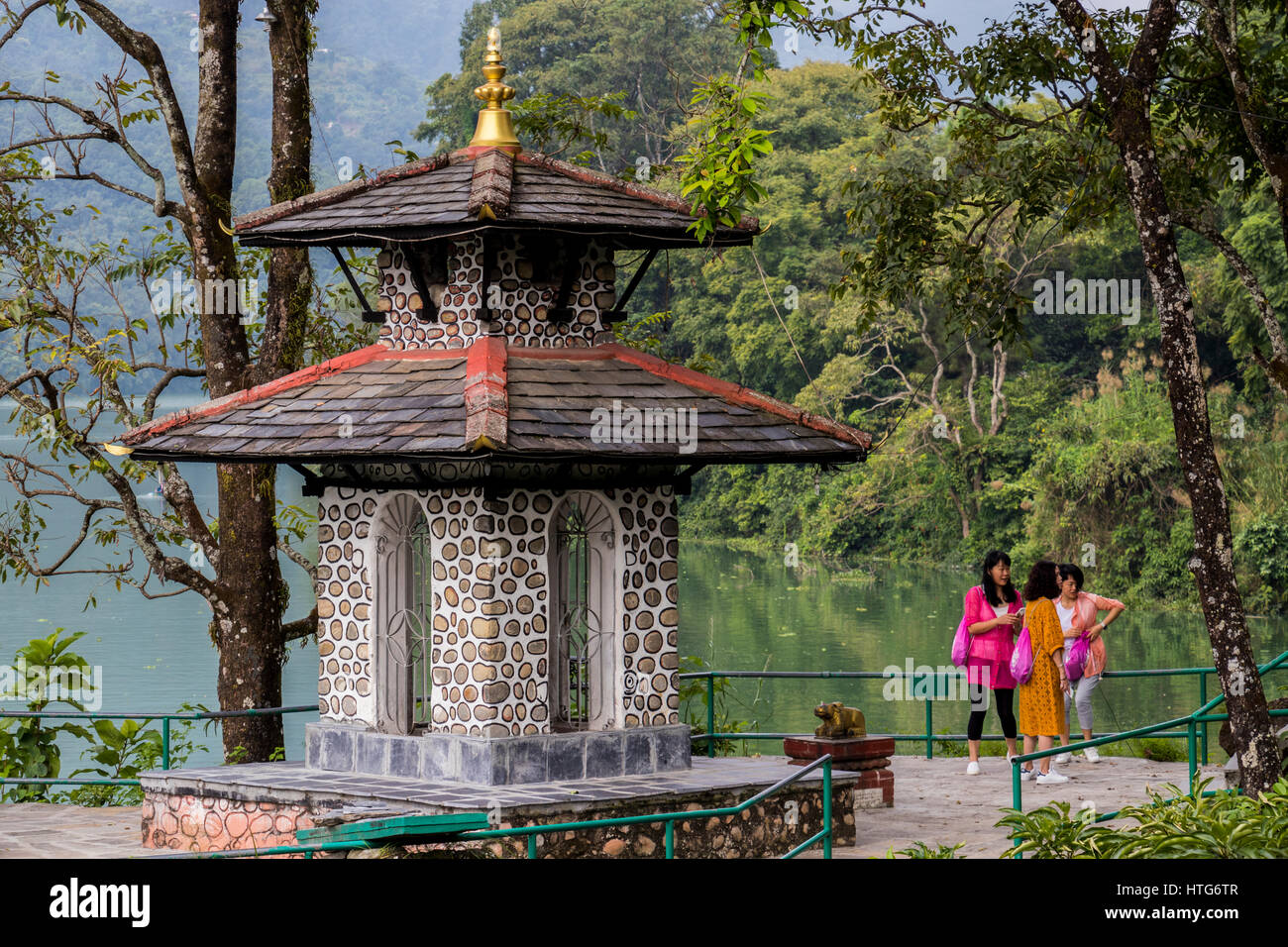 Drei Damen sprechen von Fewa See in Pokhara Nepal Stockfoto