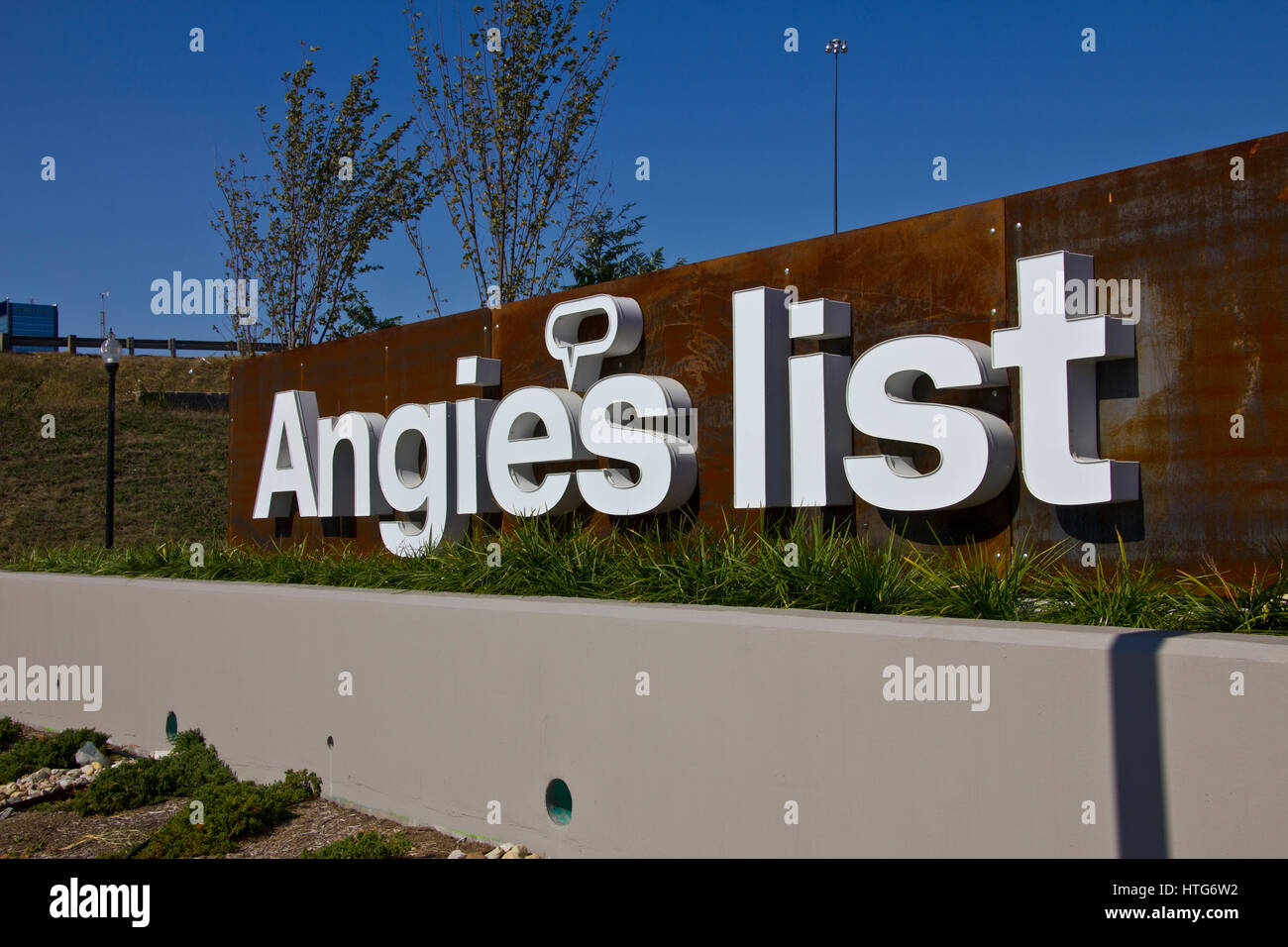 Indianapolis - ca. Oktober 2015: Angie's Liste Unternehmenszentrale und ich am Hauptsitz Stockfoto