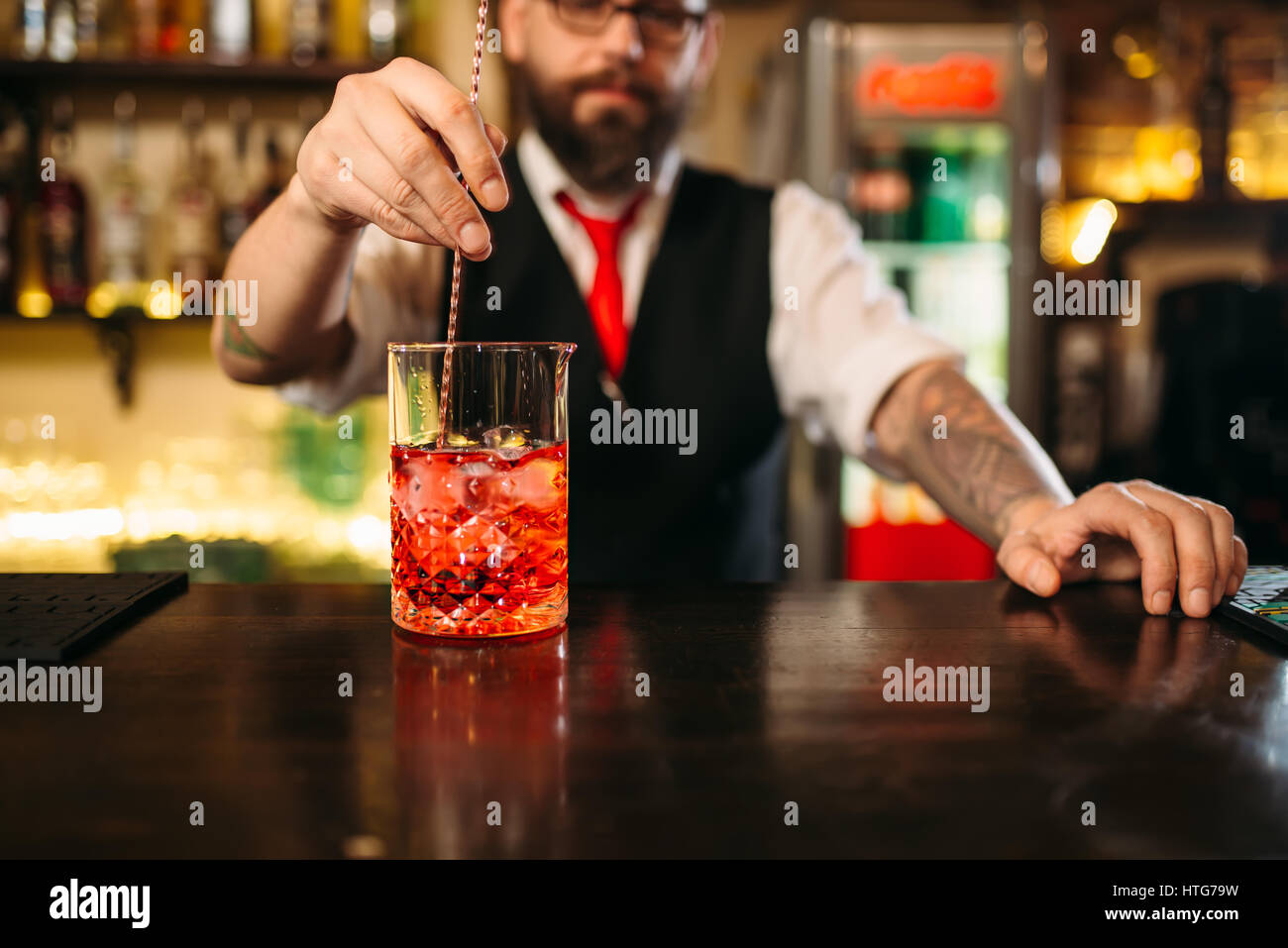 Attraktive alkoholisches Getränk Vorbereitung zeigen. Professionelle Barkeeper Stockfoto
