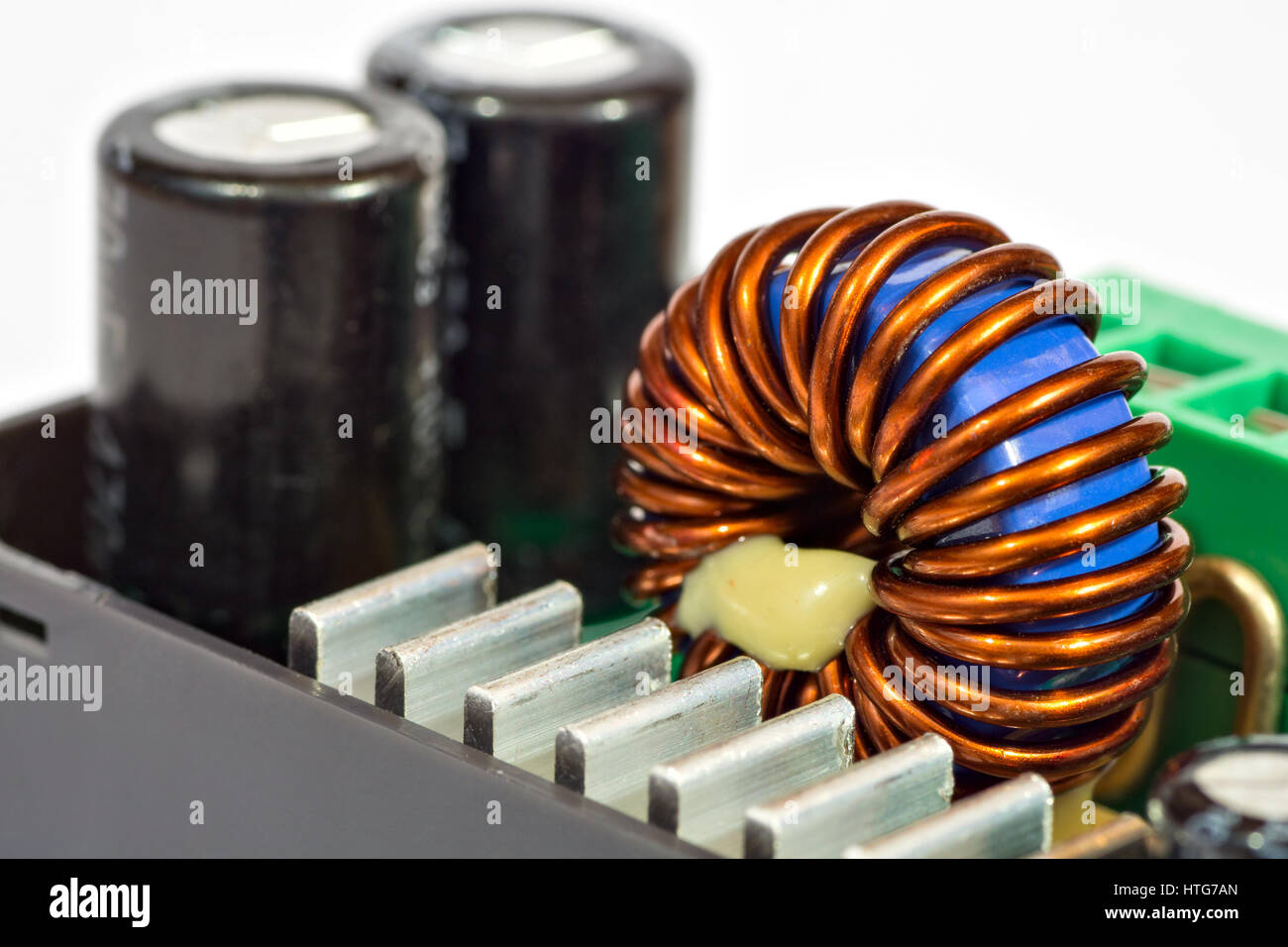 Induktivität Spule und Kondensatoren des Netzteils Stockfoto