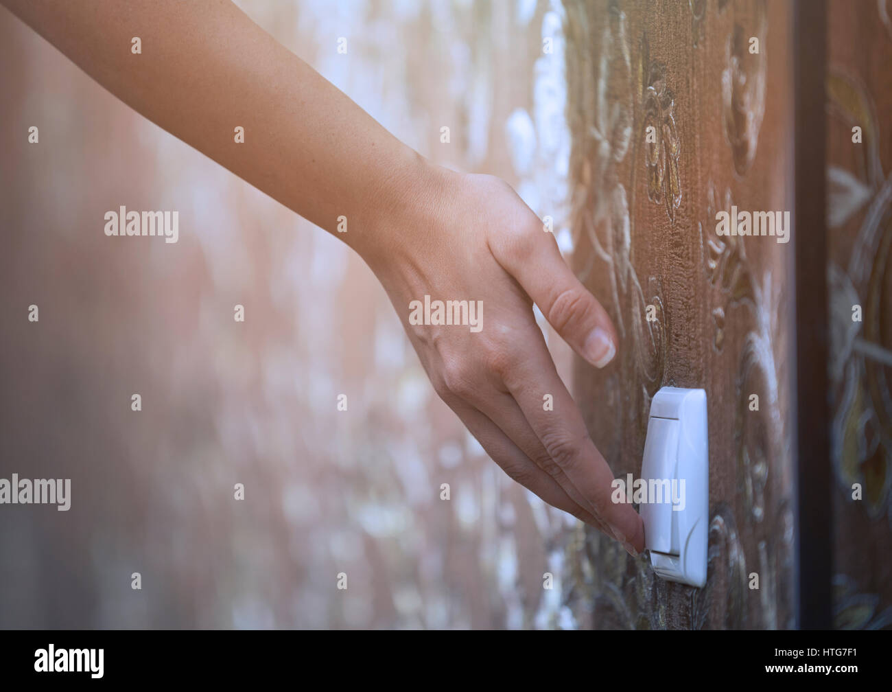 Hand der Frau ein-oder ausschalten elektrischer Schalter Stockfoto