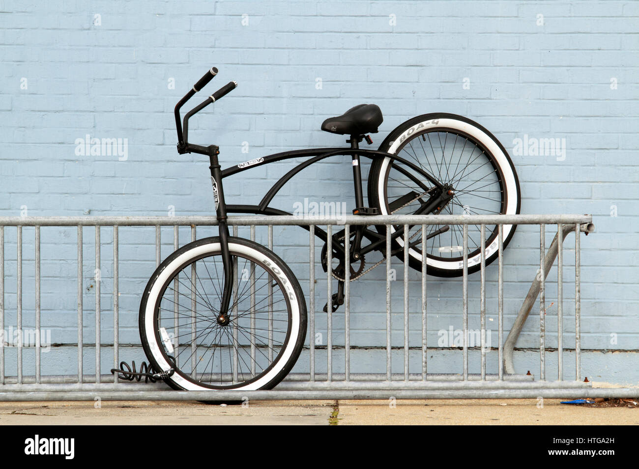 Ein Fahrrad in einer interessanten Weise geparkt Stockfoto