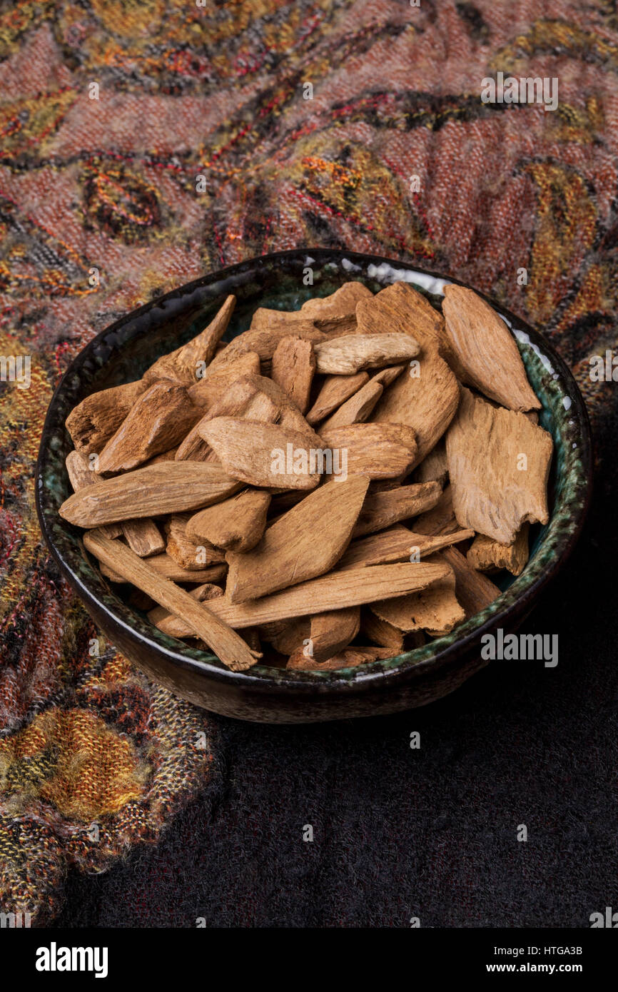 Adlerholz, auch genannt Aloeholz Weihrauch chips Stockfoto