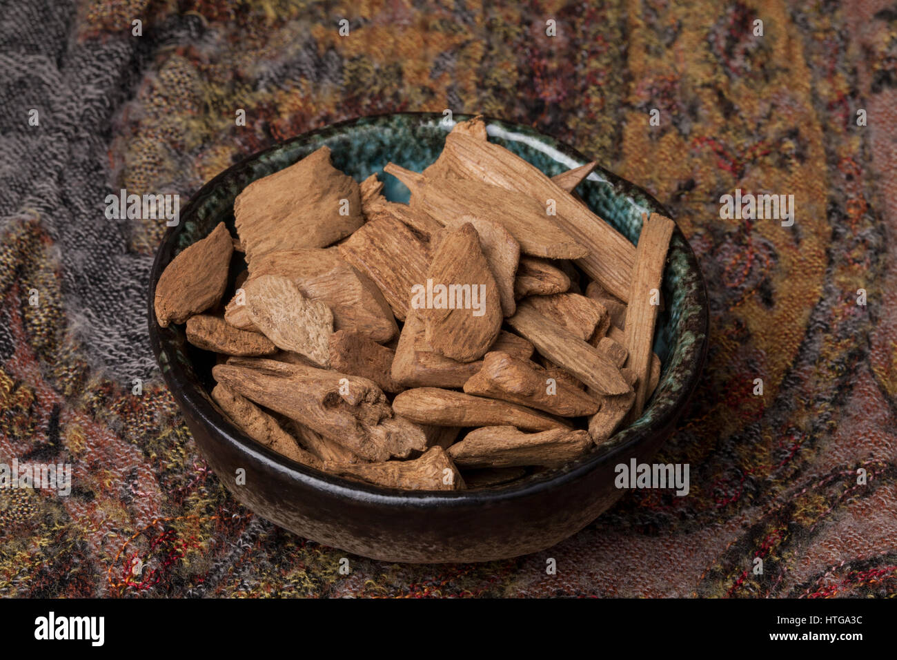 Adlerholz, auch genannt Aloeholz Weihrauch chips Stockfoto