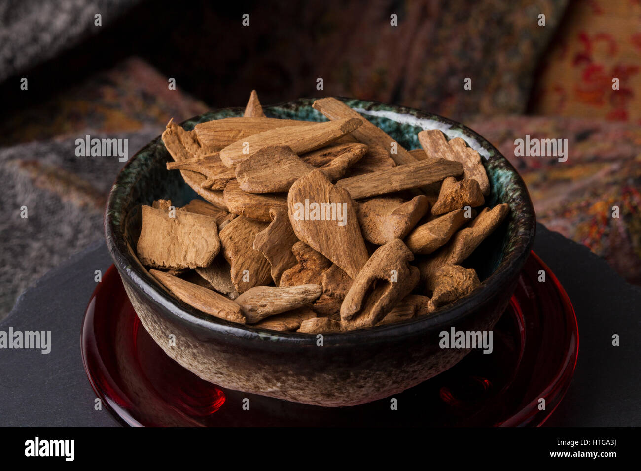 Adlerholz, auch genannt Aloeholz Weihrauch chips Stockfoto