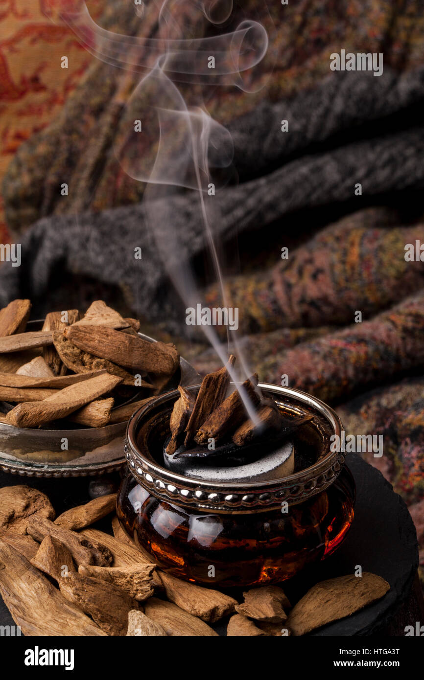 Adlerholz, auch genannt Aloeholz Weihrauch chips Stockfoto