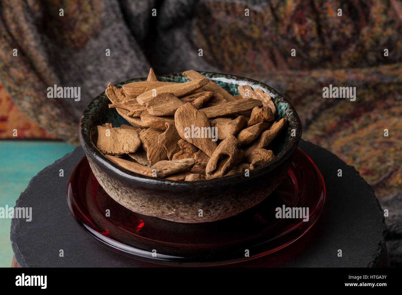 Adlerholz, auch genannt Aloeholz Weihrauch chips Stockfoto