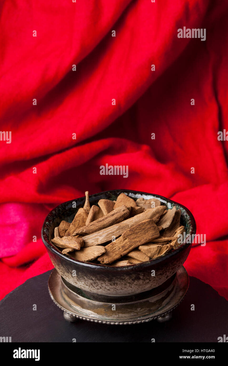 Adlerholz, auch genannt Aloeholz Weihrauch chips Stockfoto