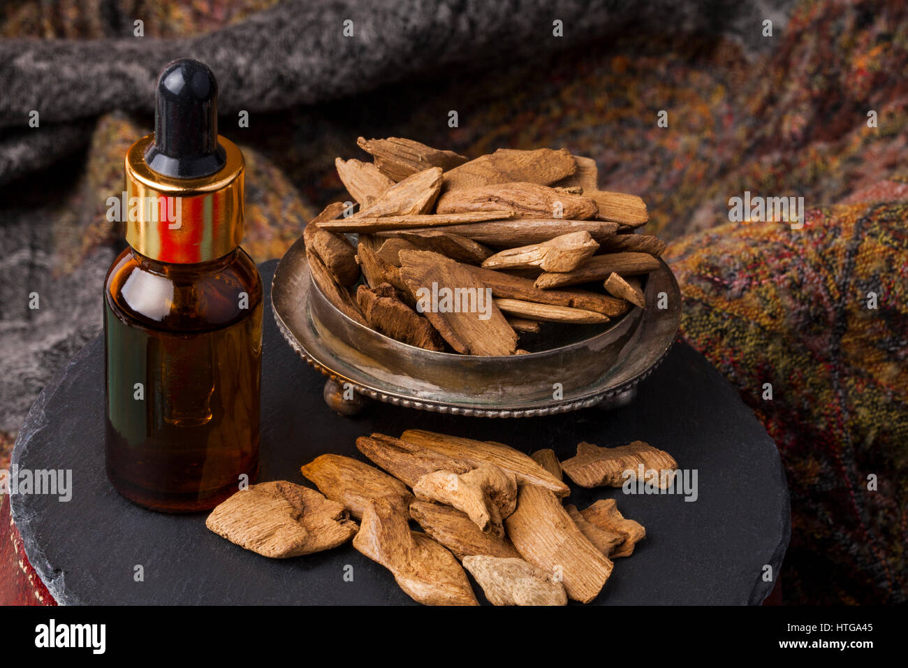 Adlerholz, auch genannt Aloeholz, Öl und Weihrauch-chips Stockfoto